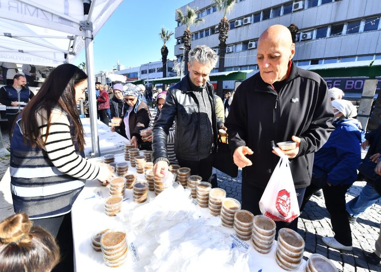 6 Şubat depreminde hayatını kaybedenler İzmir’de anıldı