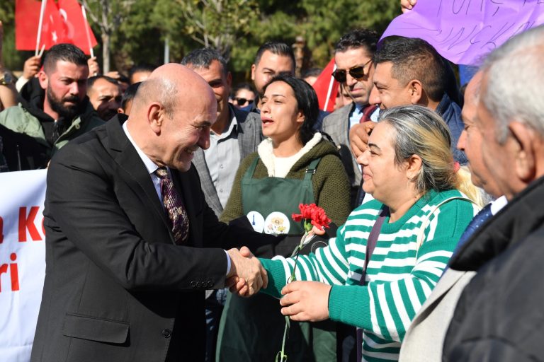 İzmir’de seyyar tezgahlar çiçek açıyor