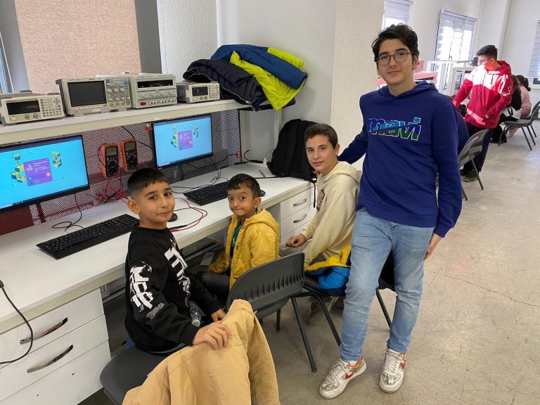 Meslek lisesi öğrencilerinden kodlama eğitimi