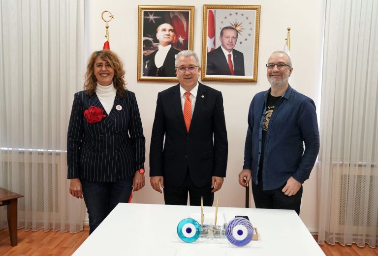 Egeli sinemacı akademisyene ‘En İyi Yönetmen’ ödülü