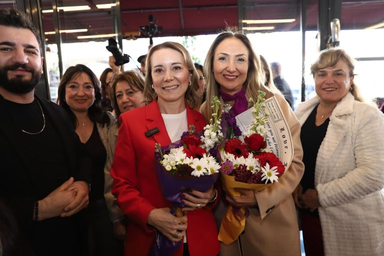 Konak’ta coşkulu kadın buluşması