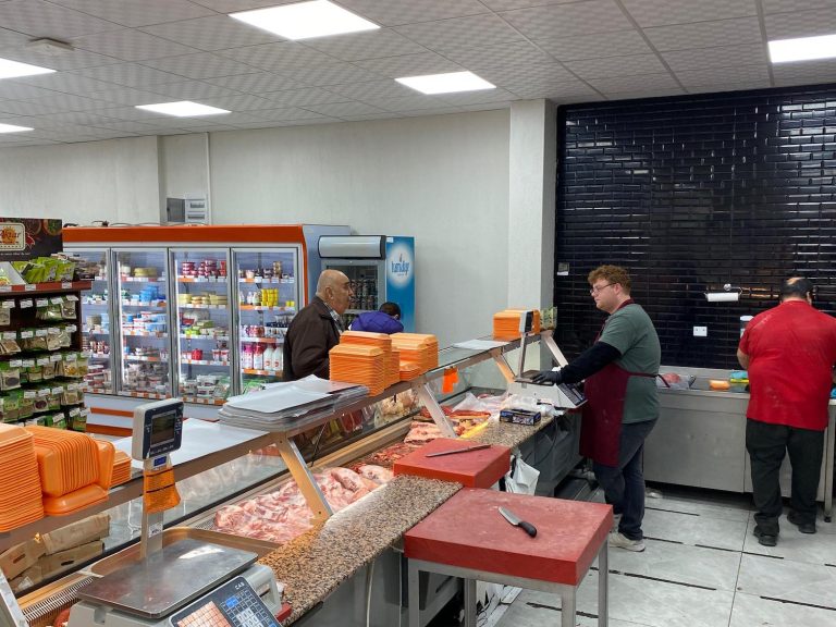 Halk Market’teki ucuz et kampanyasına büyük ilgi