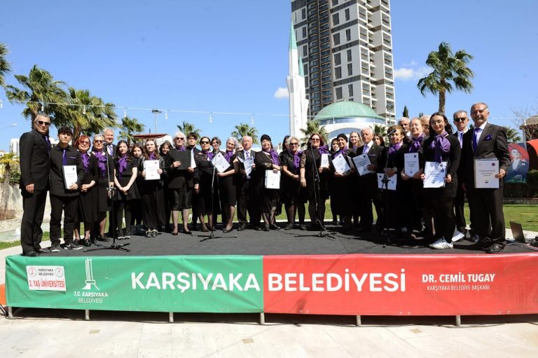 3. Yaş Üniversiteli çınarlardan Karşıyaka’da coşkulu şenlik