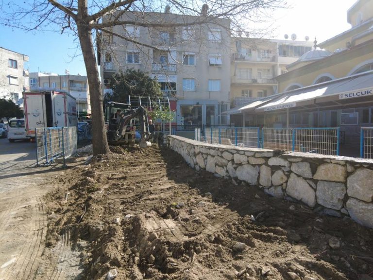 Efes Selçuk’ta çarşı güzelleşirken, sokaklar aydınlanıyor