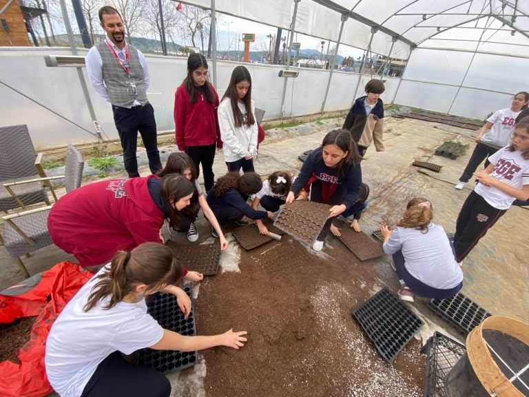 Efes Tarlası Yaşam Köyü çocukları toprakla buluşturuyor