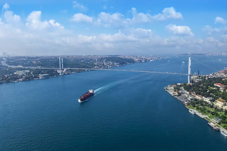 İstanbul Boğazı gemi trafiğine açıldı
