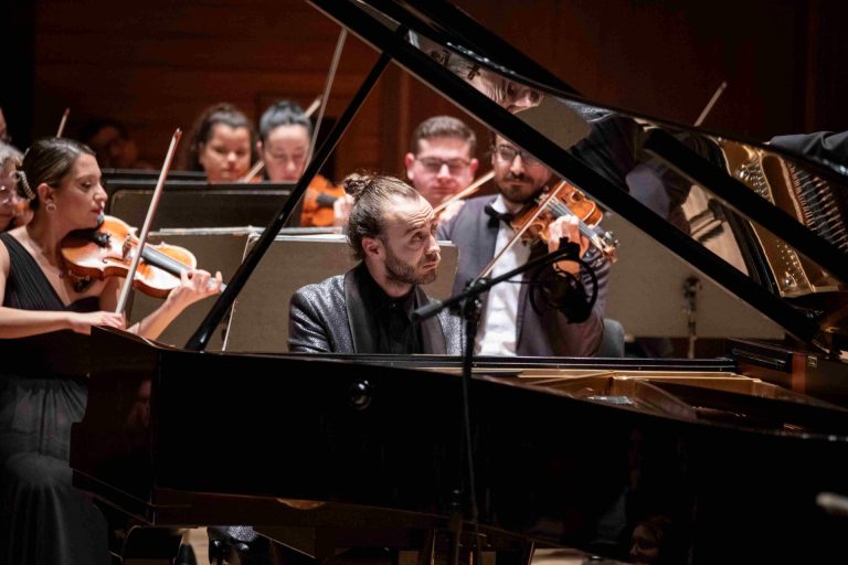 Rumen piyano virtüözü, Olten Filarmoni ile İzmir’i büyüledi