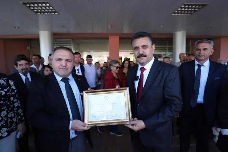 Başkan Kırgöz mazbatasını aldı