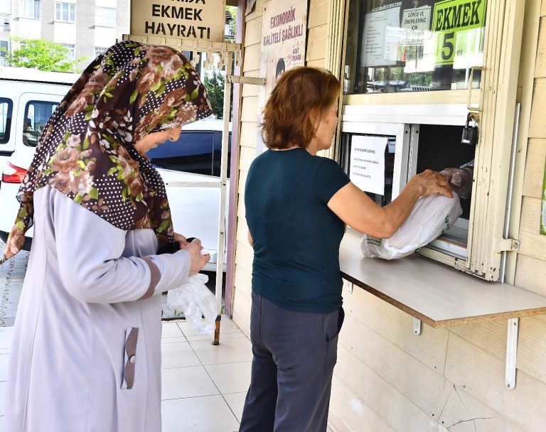 İzmirlililer’den Başkan Tugay’a ‘ekmek’ teşekkürü