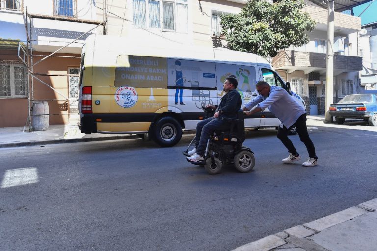 Büyükşehir’den ‘engelsiz yaşam’ için yol yardım desteği