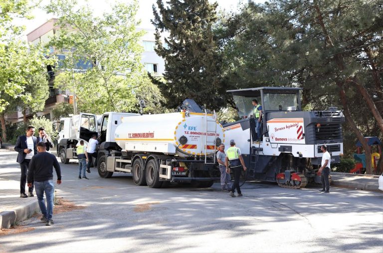 Bornova’da ilk mesai asfalt çalışmasıyla başladı