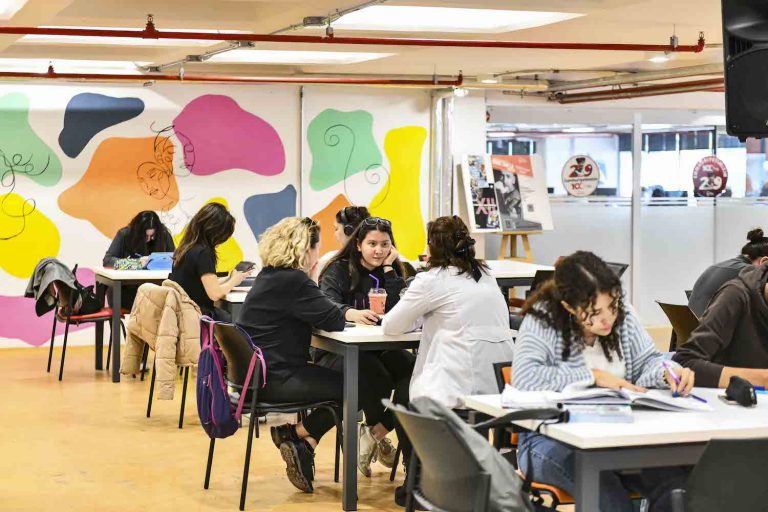 Başkentliler, belediyenin merkezlerinde sosyalleşiyor