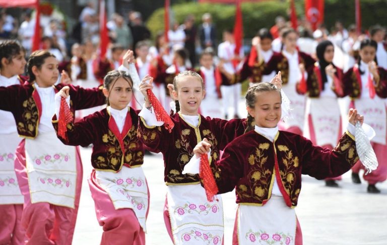 Cumhuriyet Meydanı çocukların gösterileriyle renklendi