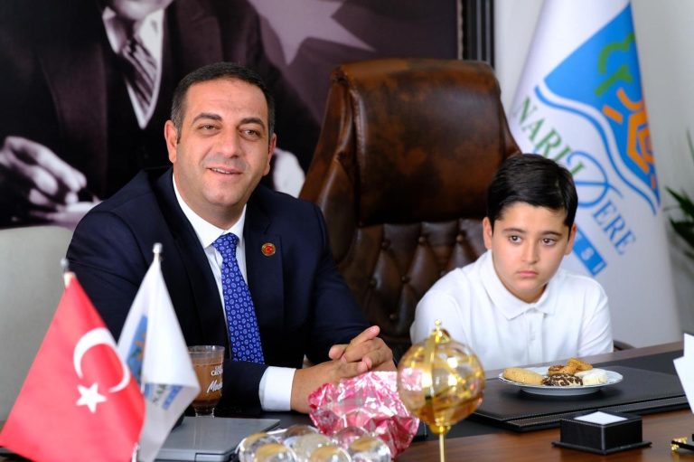 Narlıdere’de minik Ali koltuğu Başkan Uzun’dan devraldı