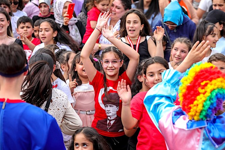 Binlerce çocuk ailesiyle şenliğe akın etti