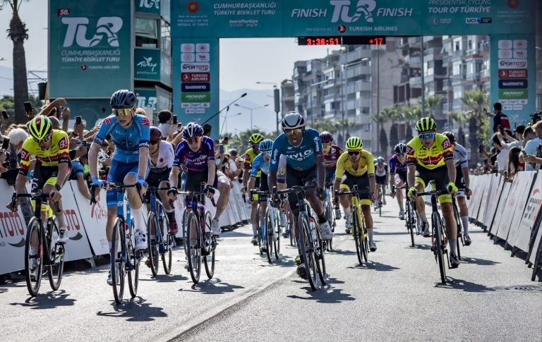 İzmir trafiğine bisiklet yarışı ayarı