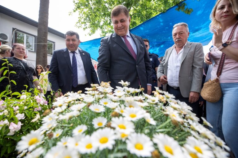 İzmir’in geleneksel festivaliyle Bayındır’da yine çiçekler açtı 