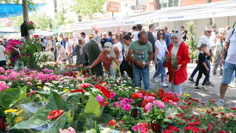 Bayındır Çiçek Festivali son gününde de doldu taştı