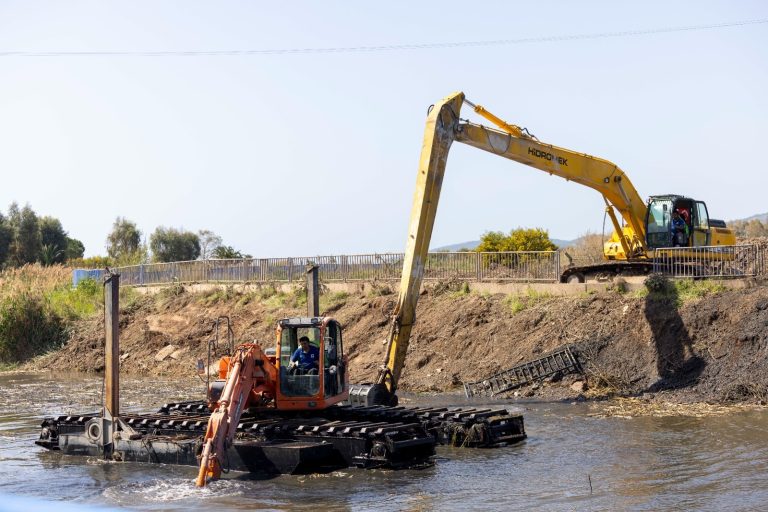 İZSU’dan Karakoç Deresi temizliği: Ürkmez Sahili yaza hazır