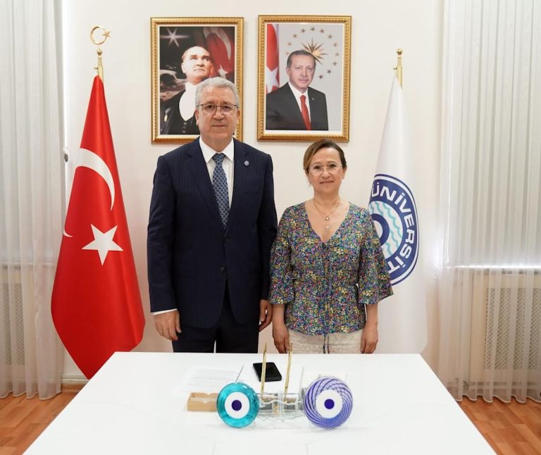 Egeli akademisyenden bilim dünyasına katkı