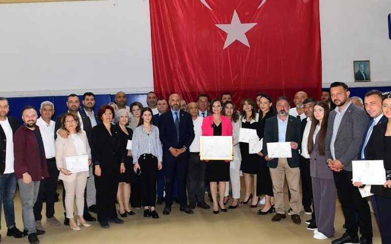 Karabağlar’ın ilk kadın başkanı Kınay mazbatayı aldı