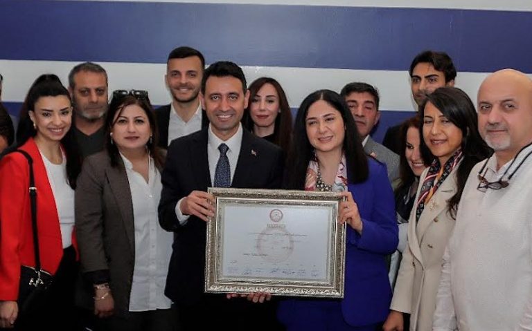 Bayraklı’da Başkan Önal mazbatasını aldı