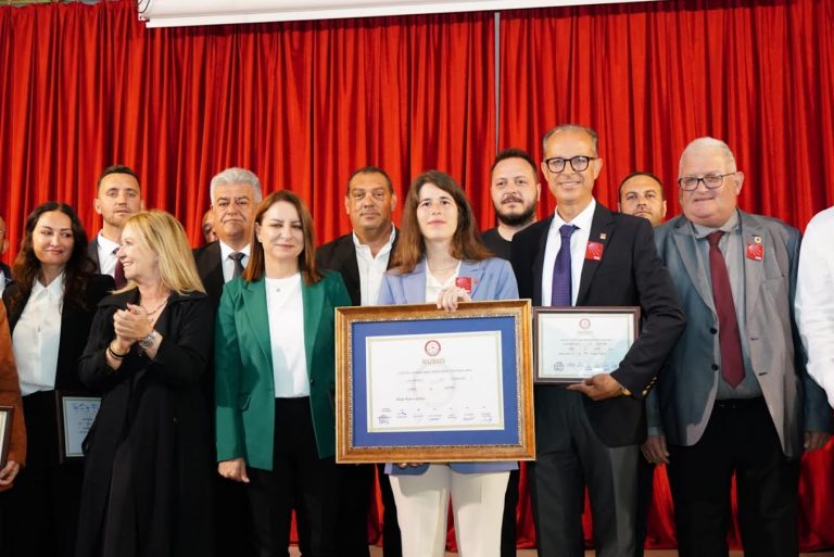 Çeşme’nin ilk kadın başkanı Lal Denizli mazbatayı aldı
