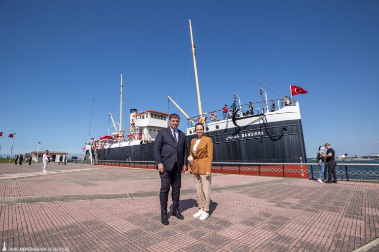 Başkan Tugay Samsun’da Bandırma Vapuru’nu ziyaret etti