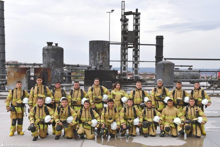 İzmir’in genç itfaiyecileri sıkı eğitimlerle göreve hazırlanıyor
