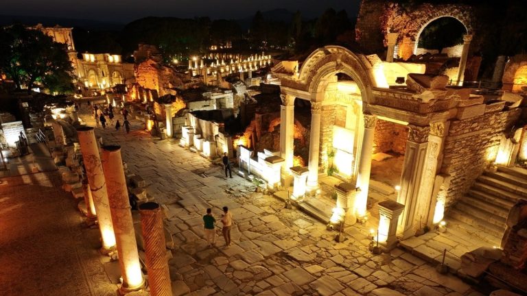 Efes Antik Kenti’nde ‘Gece Müzeciliği’ başladı