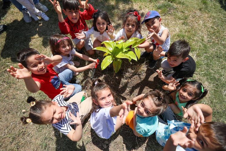 Bucalı minikler fidanlarını ‘Yeşil Buca’ için dikti 