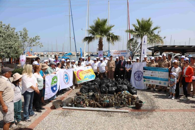 Urla kıyılarında 332 kilo çöp toplandı