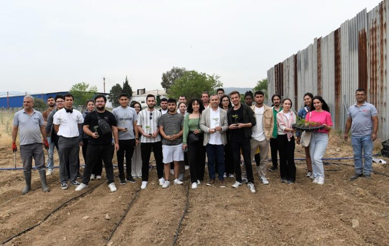 Bornova’dan öğrencilere yazlık sebze yetiştiriciliği eğitimi