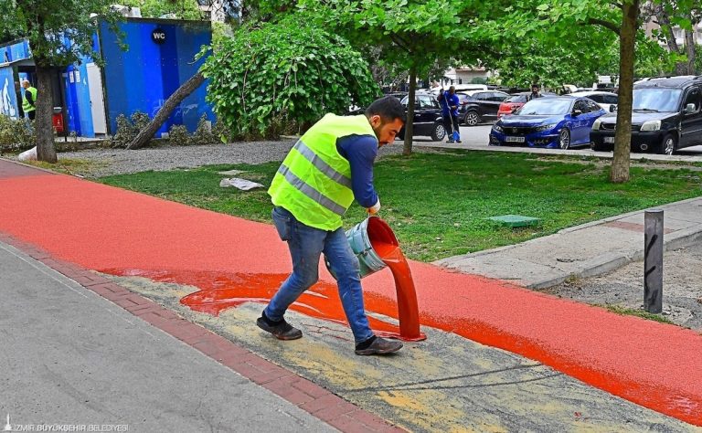 İzmir’in parkları baştan sona yenileniyor 