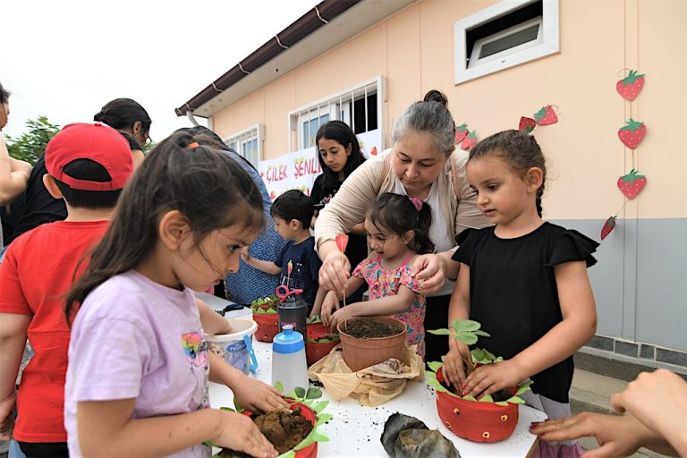 Bornova’da minikler ve annelerine Çilek Şenliği