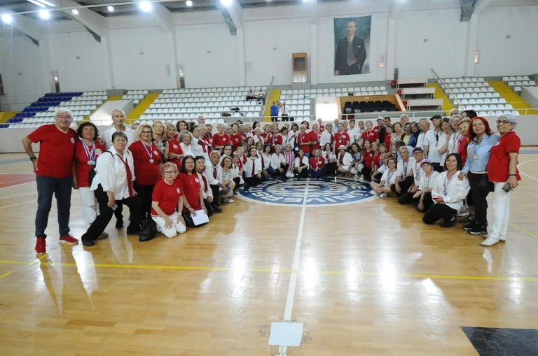 Karşıyaka Belediyesi 3. Yaş Üniversitesi’nden 8 madalya!