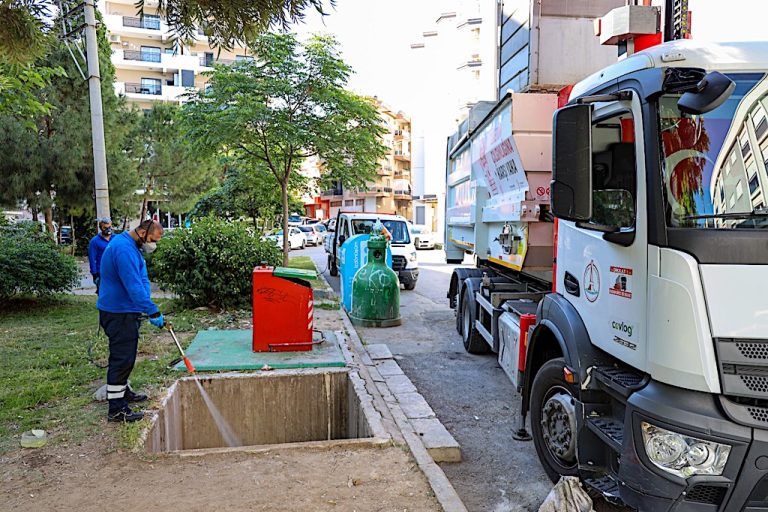 Karşıyaka’da yüzlerce çöp konteyneri ilaçlanıyor