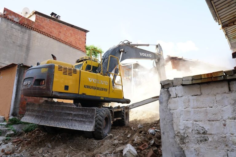 Kemalpaşa’da metruk binalar yıkılıyor