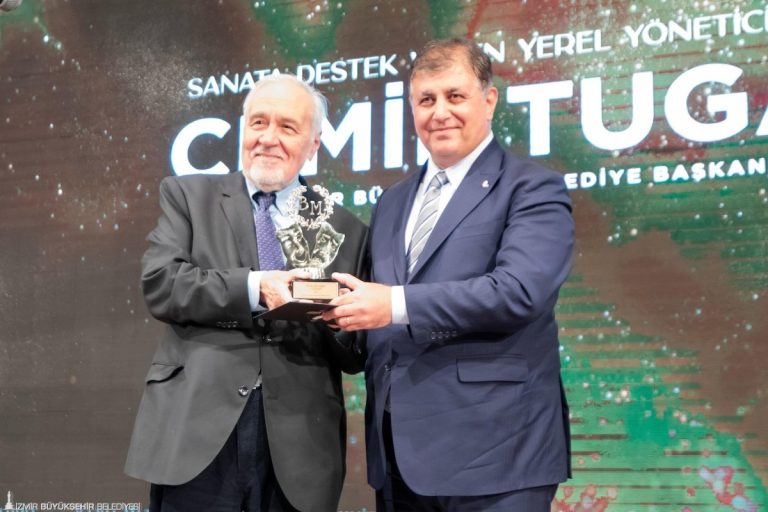 Sanatseverler, Bedia Muvahhit Tiyatro Ödülleri töreninde buluştu