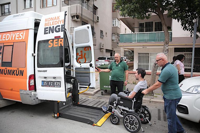 Konak’ta ‘Engelsiz Servis’le engeller aşılıyor