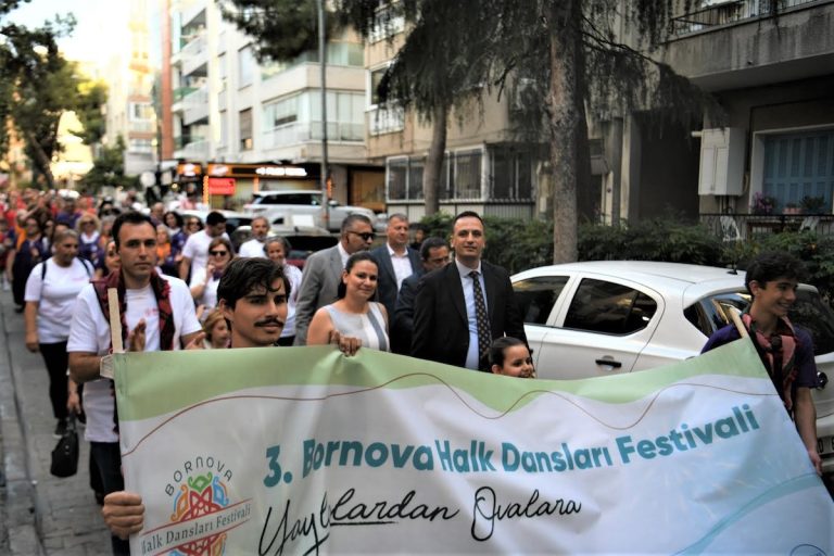 Bornovalılar Halk Dansları Festivali’nde buluştu