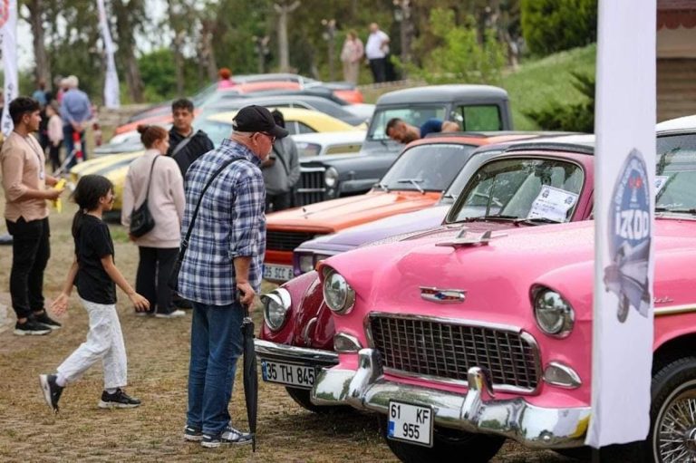 Klasik otomobil sevdalıları Urla’da buluşuyor