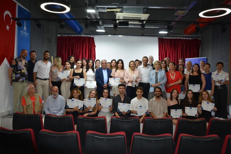 Genç gazeteciler sertifikalarına kavuştu