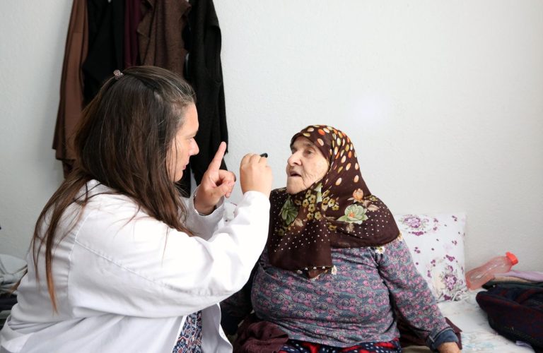 Bayraklı’da evde bakım hizmeti başladı