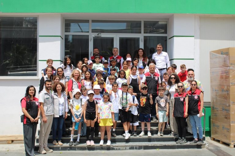 Karşıyakalı öğrenciler Tire’de sütün yolculuğuna eşlik etti