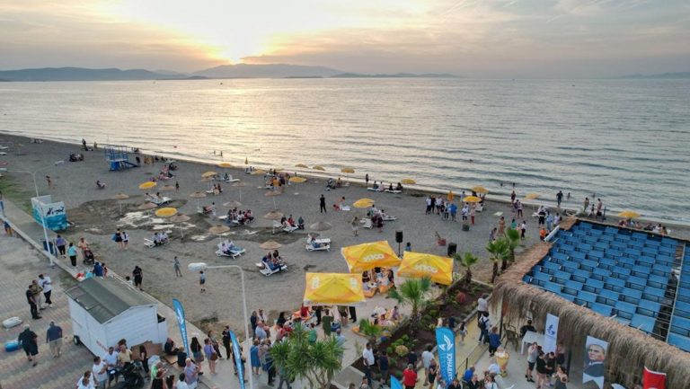 Güzbel Plaj Cafe 12 ay boyunca hizmette 
