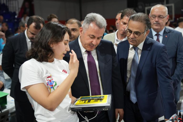 İzmir’de öğrenciler ‘robotik kodlama’ projelerini tanıttı