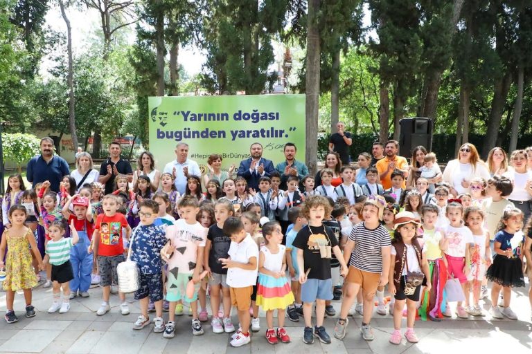 Bucalı miniklerden geri dönüşüm defilesi