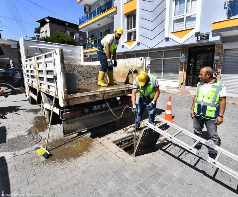 İzmir’in altyapı hatlarında temizlik 