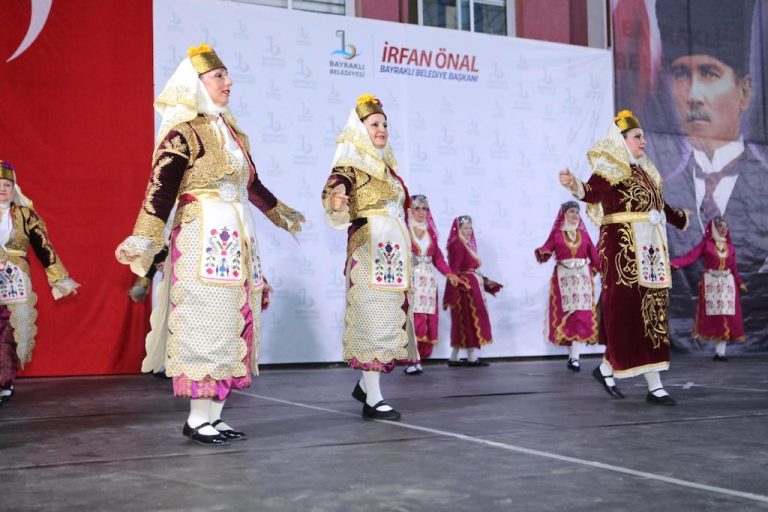 Bayraklı Belediyesinden halk oyunları şöleni